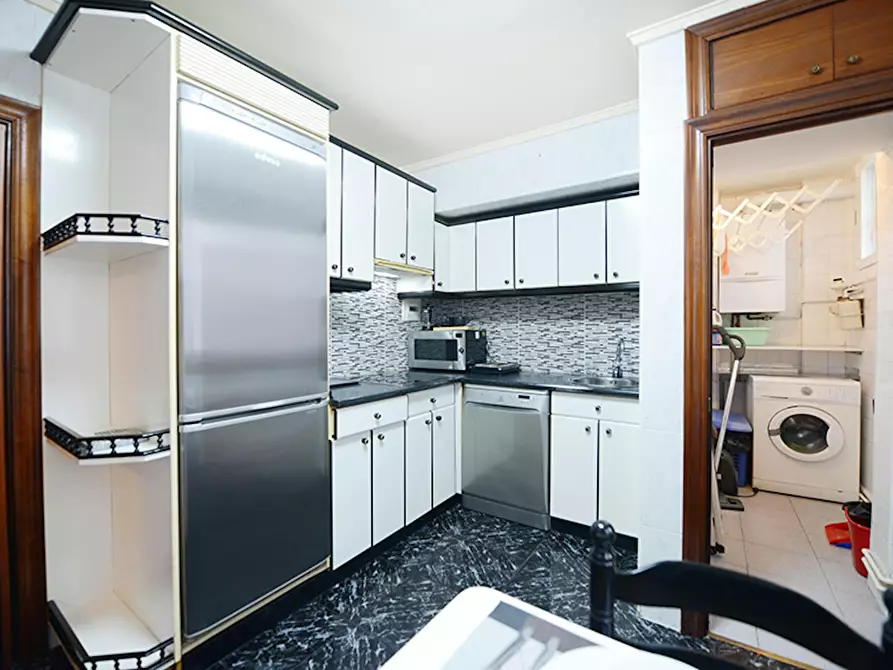 Immagine 8 di Camera in affitto  in Larrakoetxe Kalea a Bilbao