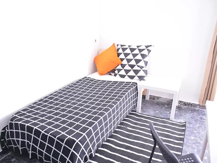 Immagine 3 di Camera in affitto  in Via dei Passeri a Cagliari