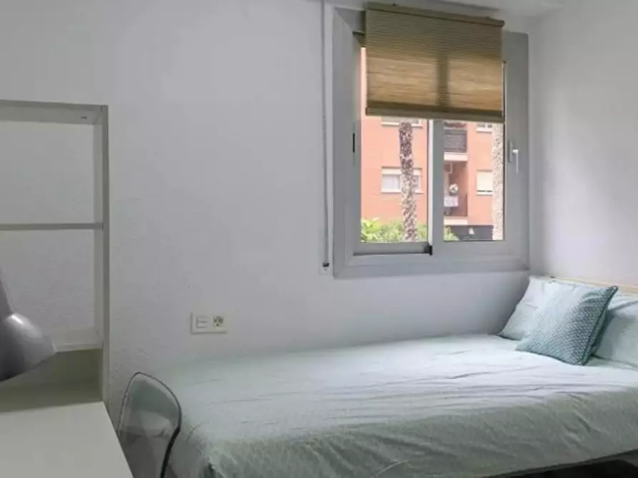 Immagine 1 di Camera in affitto  in Calle Explorador Andrés a Valencia