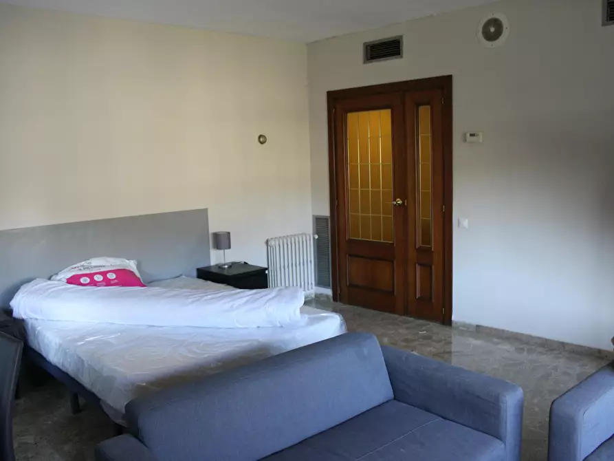 Immagine 1 di Camera in affitto  in Calle Baldoví a Valencia