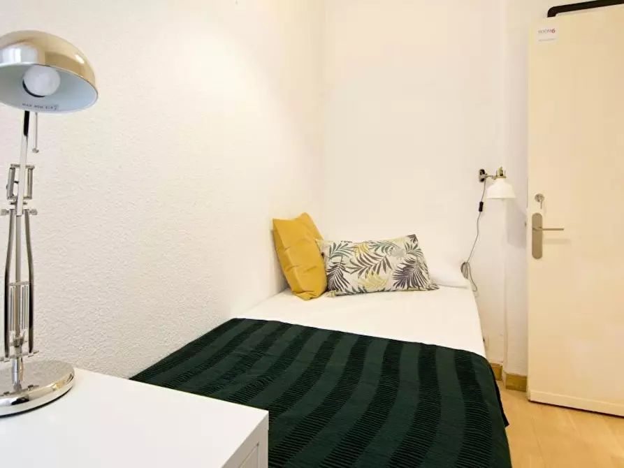 Immagine 2 di Camera in affitto  in Calle Núñez Morgado a Madrid