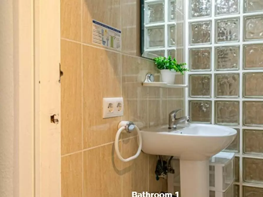 Immagine 10 di Camera in affitto  in Passatge Doctor Bartual Moret a Valencia