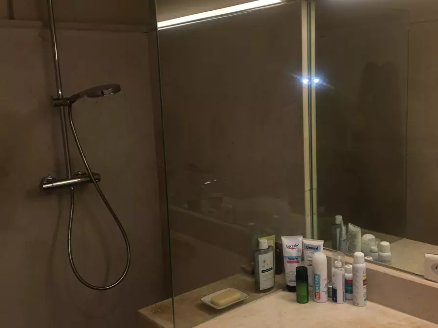 Immagine 4 di Camera in affitto  in Rue des Chassaintes a Nîmes