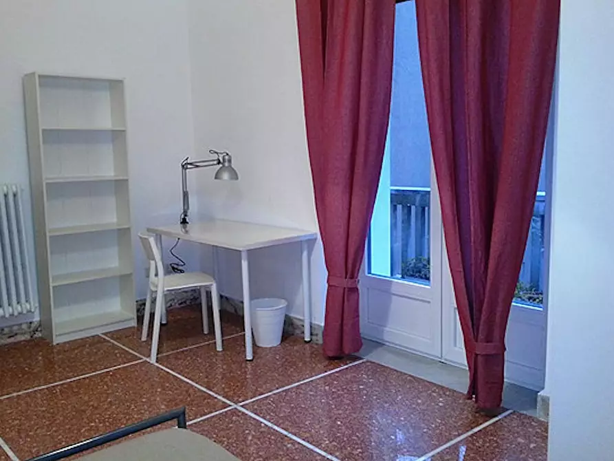 Immagine 1 di Camera in affitto  in Via Alberto Caroncini a Roma