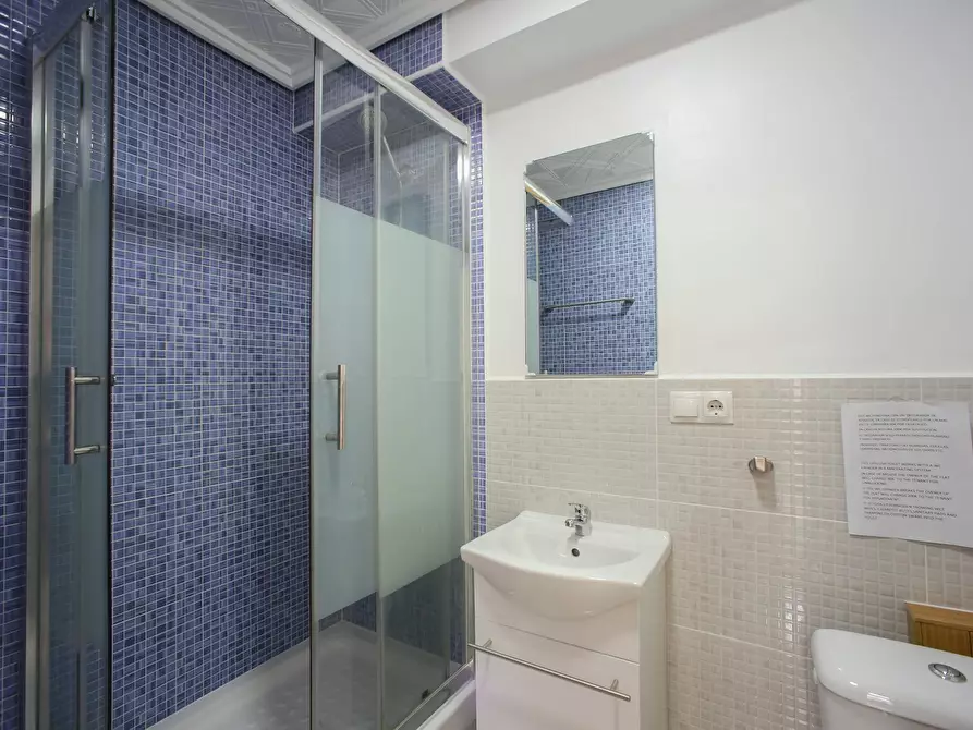 Immagine 3 di Camera in affitto  in Calle Lorenzo Palmireno a Valencia