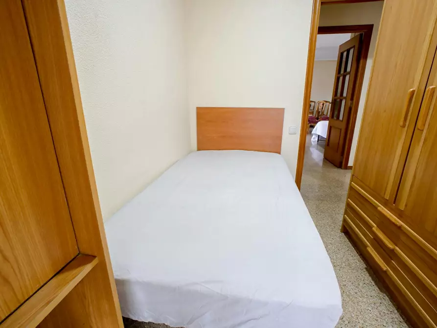 Immagine 1 di Camera in affitto  in Calle Campoamor a Valencia