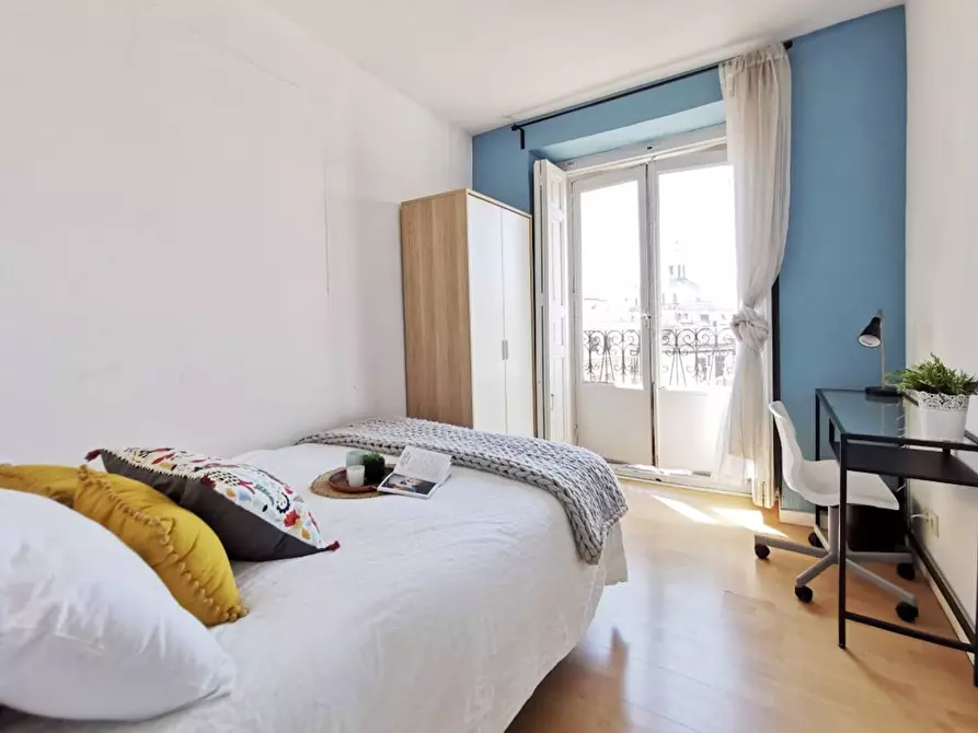 Immagine 1 di Camera in affitto  in Calle de Redondilla a Madrid