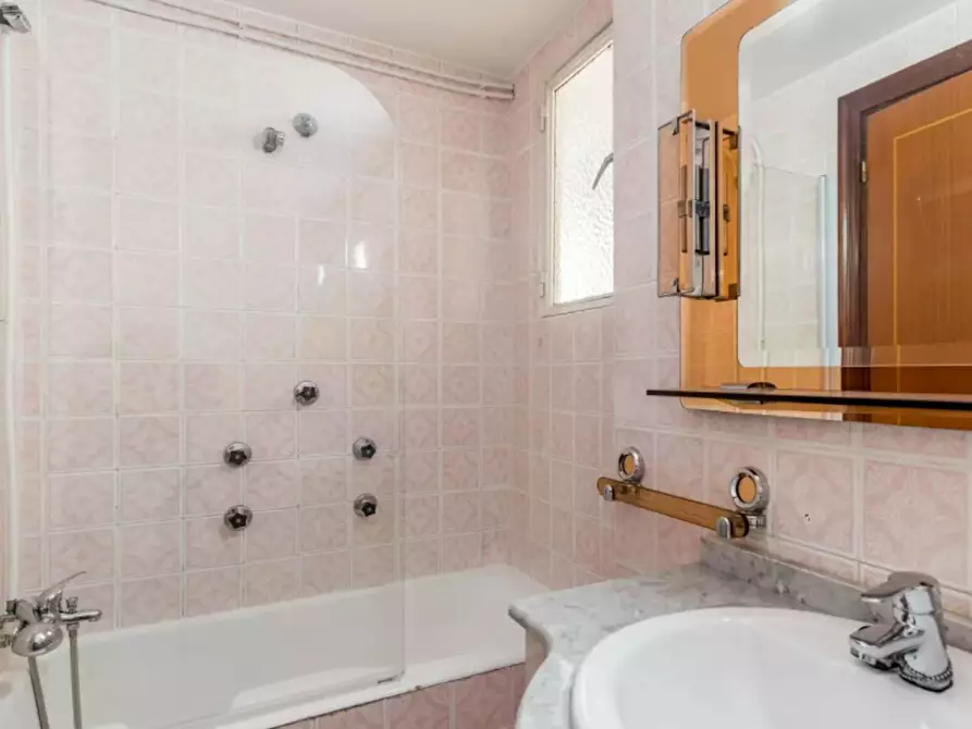 Immagine 8 di Camera in affitto  in Avinguda del General Avilés a Valencia