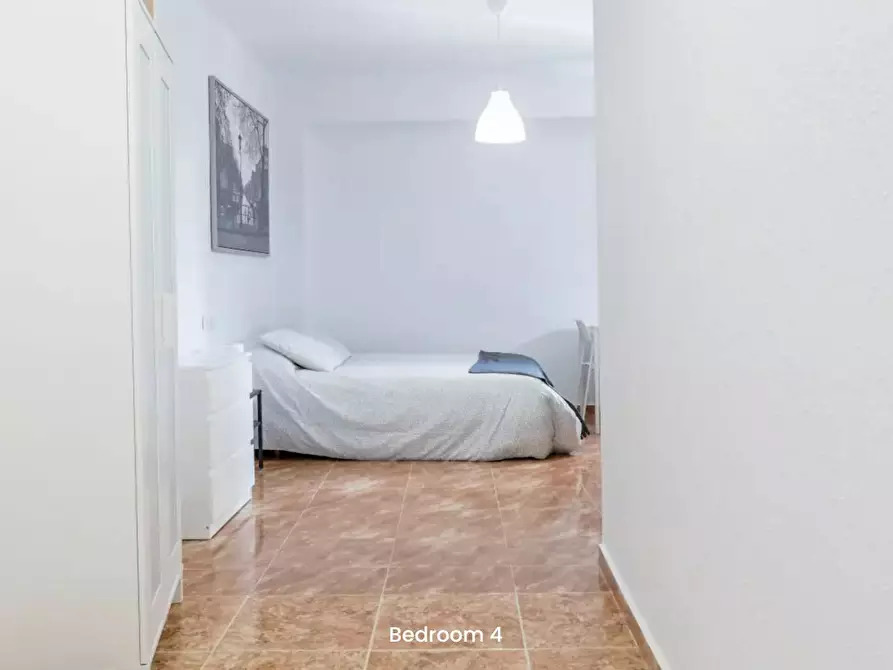 Immagine 1 di Camera in affitto  in Carrer Justo Vilar a Valencia