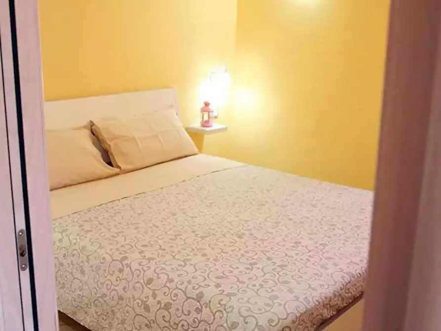 Immagine 2 di Camera in affitto  in Piazzetta Olivella a Napoli