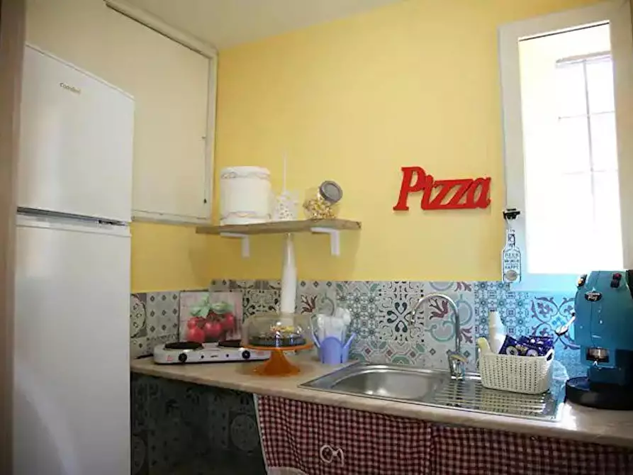 Immagine 5 di Camera in affitto  in Piazzetta Olivella a Napoli