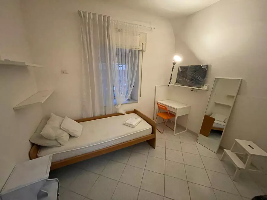 Immagine 2 di Camera in affitto  in Via San Giovanni in Porta a Napoli