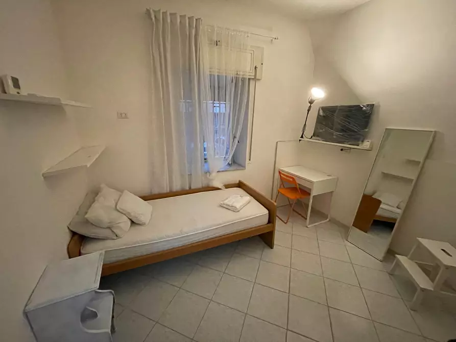 Immagine 3 di Camera in affitto  in Via San Giovanni in Porta a Napoli