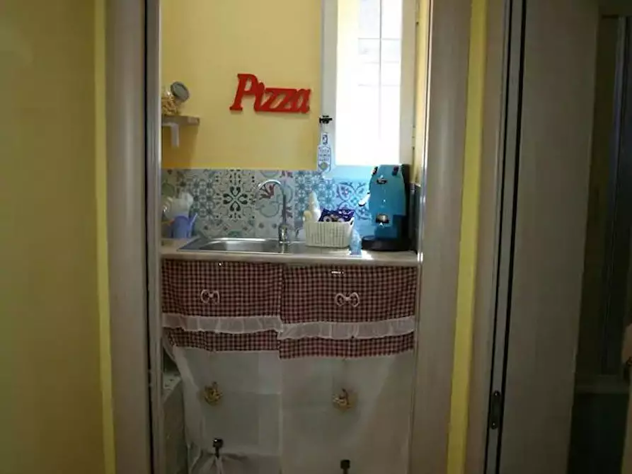 Immagine 5 di Camera in affitto  in Piazzetta Olivella a Napoli