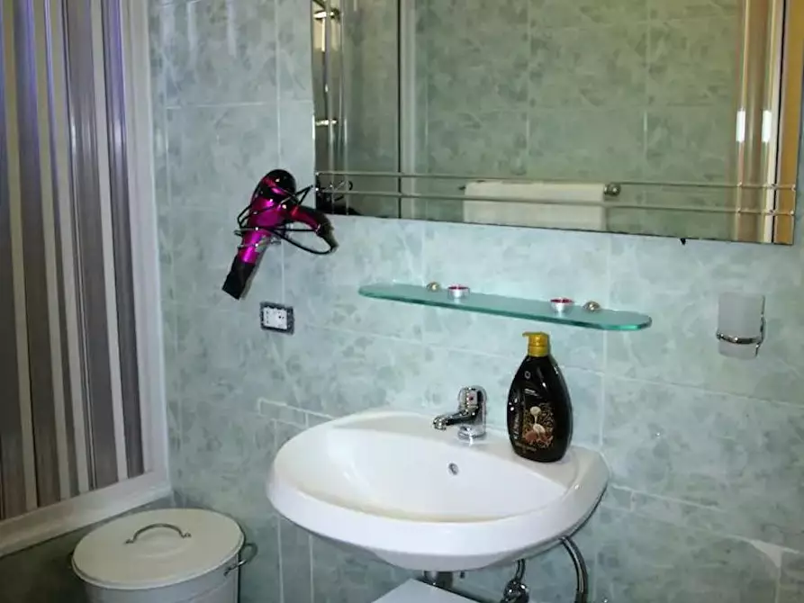 Immagine 3 di Camera in affitto  in Piazzetta Olivella a Napoli