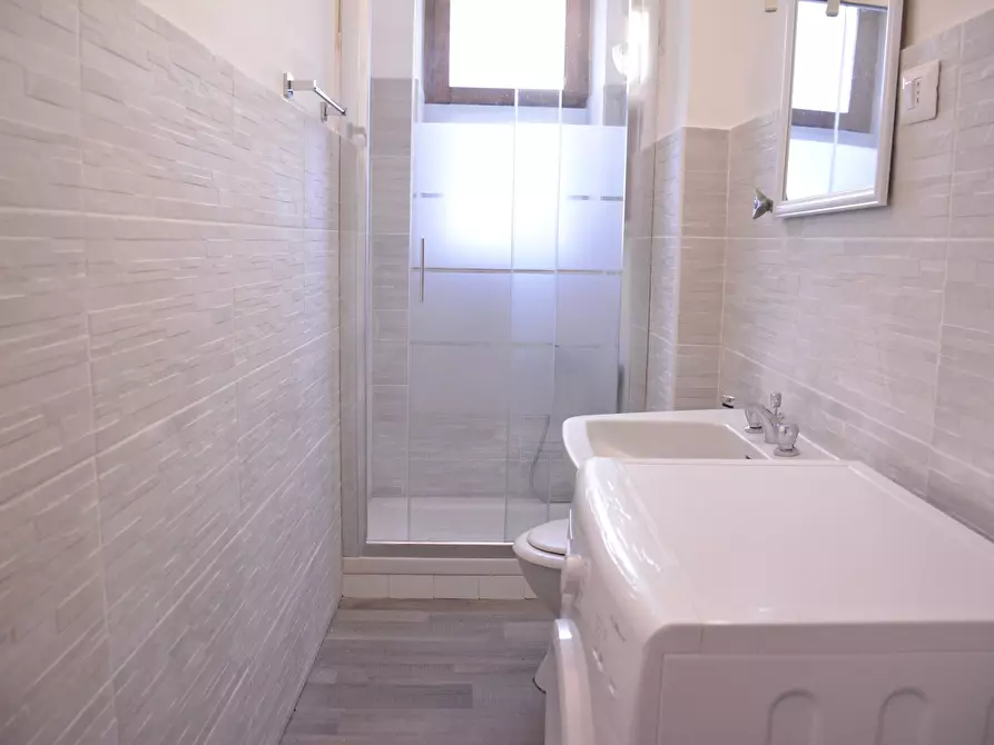 Immagine 9 di Camera in affitto  in Via Tigellio a Cagliari