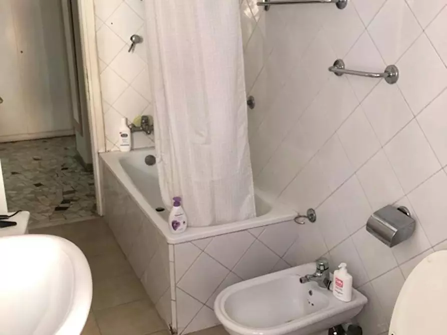 Immagine 10 di Camera in affitto  in Via Livorno a Roma
