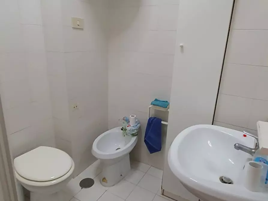 Immagine 8 di Camera in affitto  in Via Lucrino a Roma