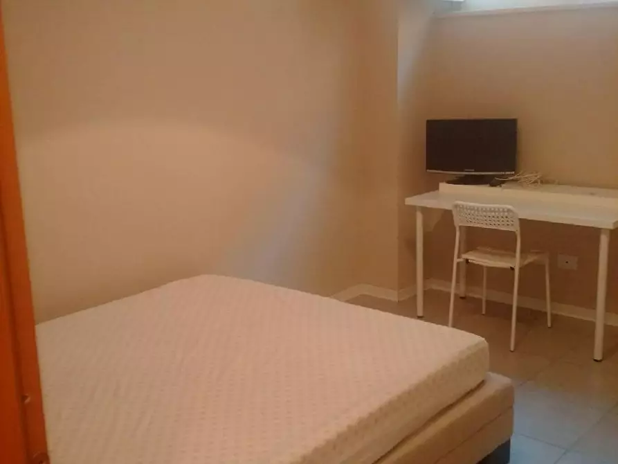 Immagine 2 di Camera in affitto  in Via Udine a Roma