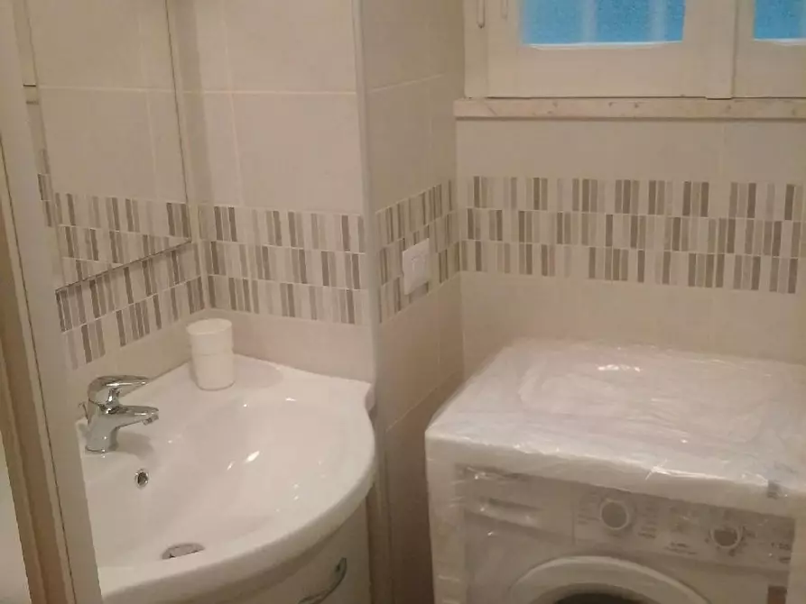 Immagine 4 di Camera in affitto  in Via Udine a Roma