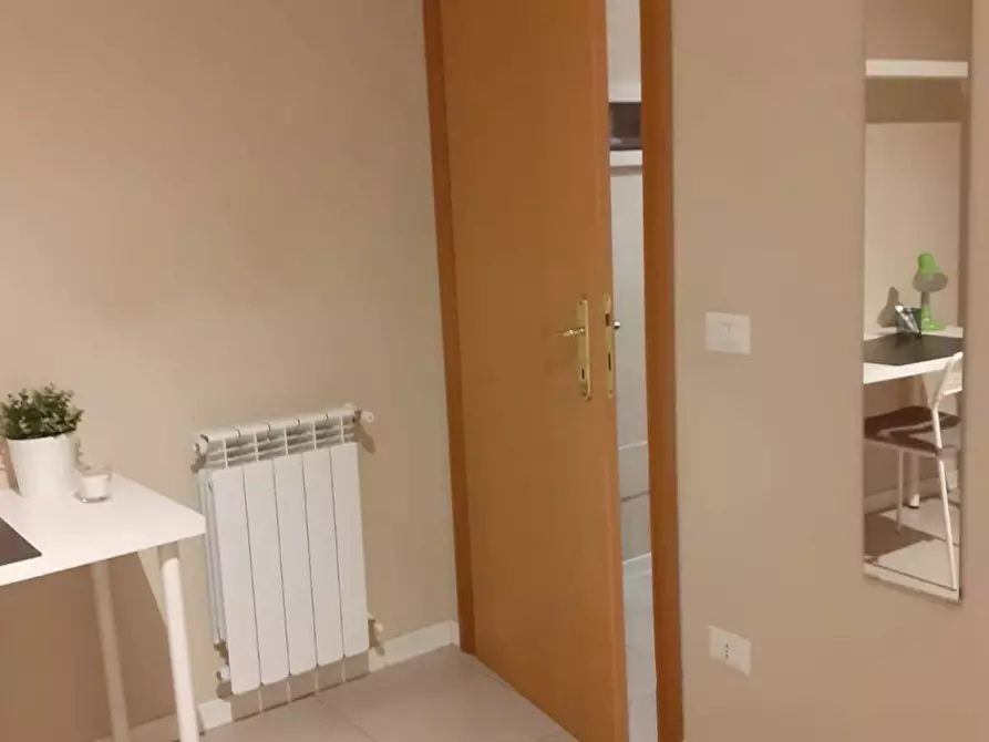 Immagine 2 di Camera in affitto  in Via Udine a Roma