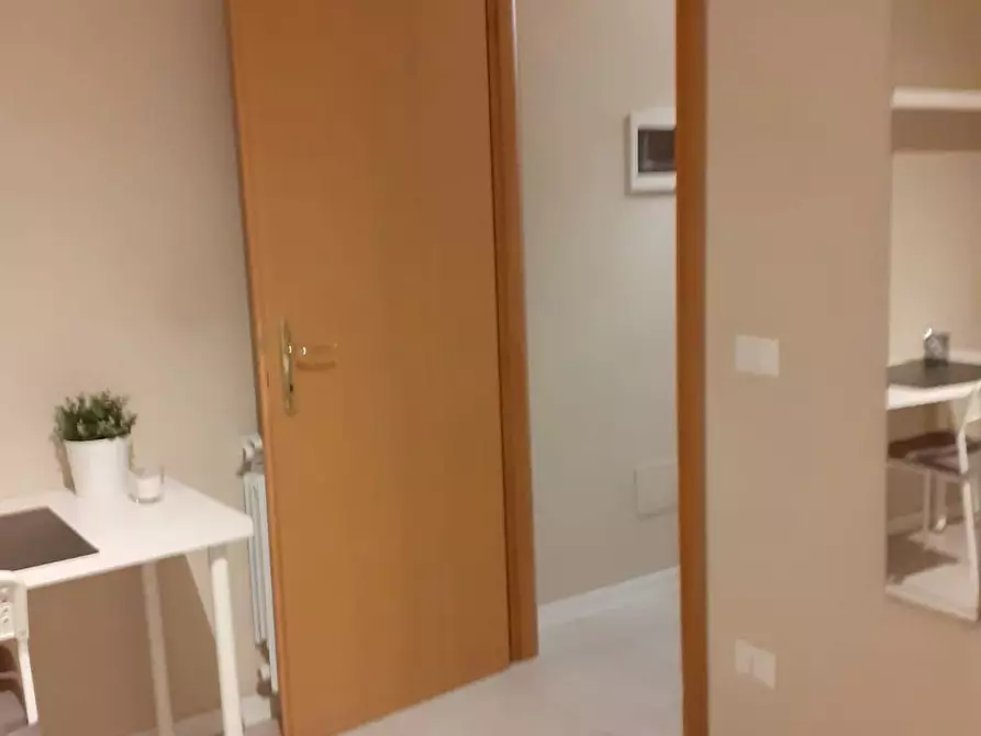 Immagine 1 di Camera in affitto  in Via Udine a Roma