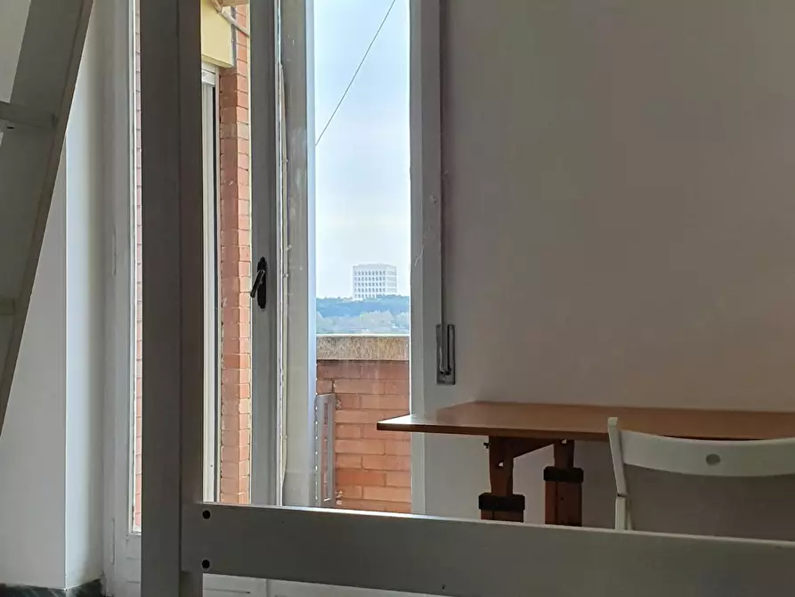 Immagine 2 di Camera in affitto  in Via Ugo Amaldi a Roma