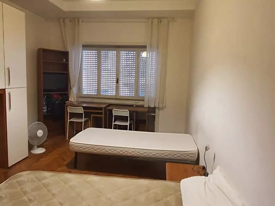 Immagine 3 di Camera in affitto  in Via Lorenzo il Magnifico a Roma