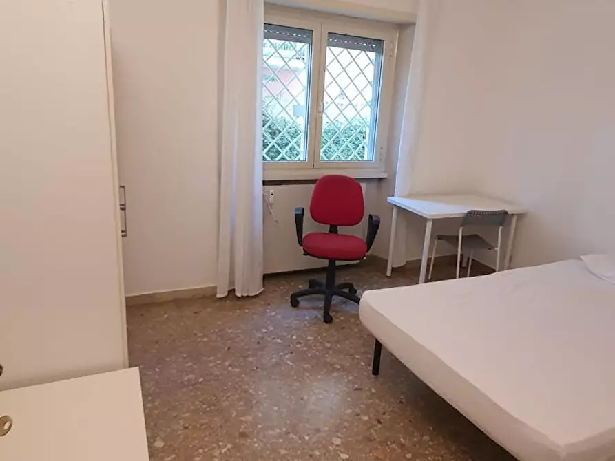 Immagine 4 di Camera in affitto  in Via Macedonia a Roma