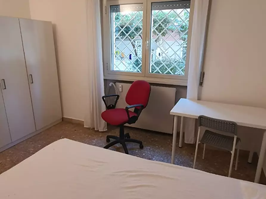 Immagine 1 di Camera in affitto  in Via Macedonia a Roma