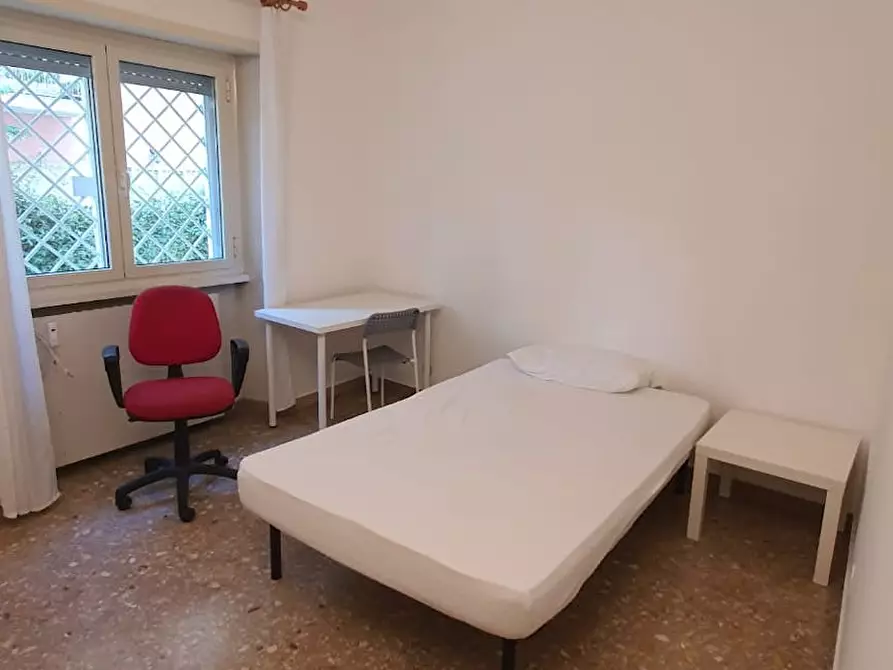 Immagine 3 di Camera in affitto  in Via Macedonia a Roma