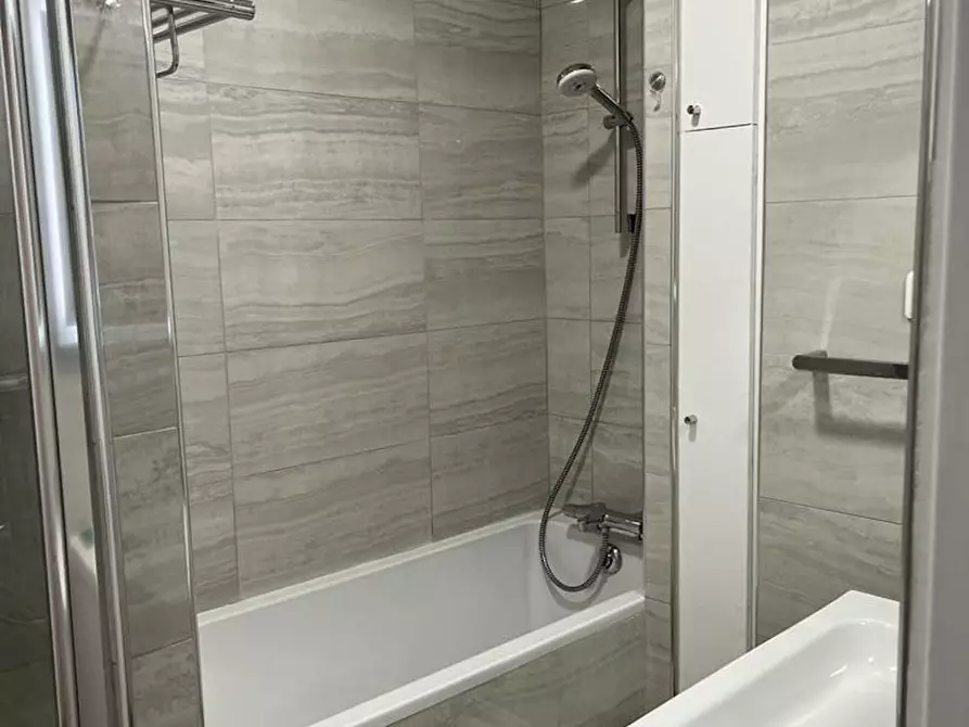 Immagine 6 di Appartamento in affitto  in Rue Mesnil a Paris 16