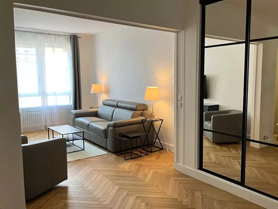 Immagine 1 di Appartamento in affitto  in Rue Mesnil a Paris 16