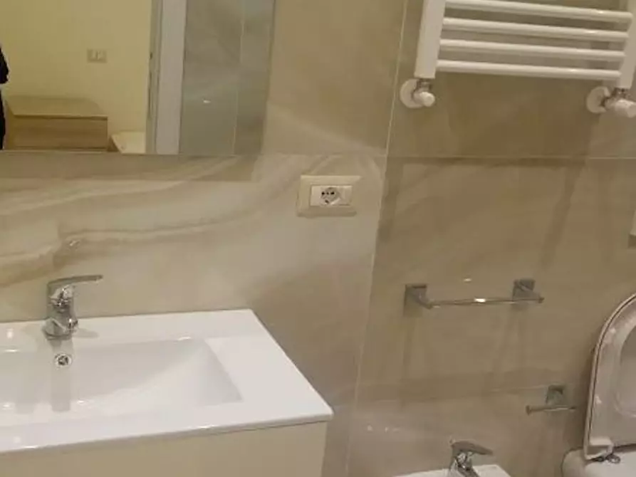 Immagine 5 di Camera in affitto  in Via Belluno a Roma