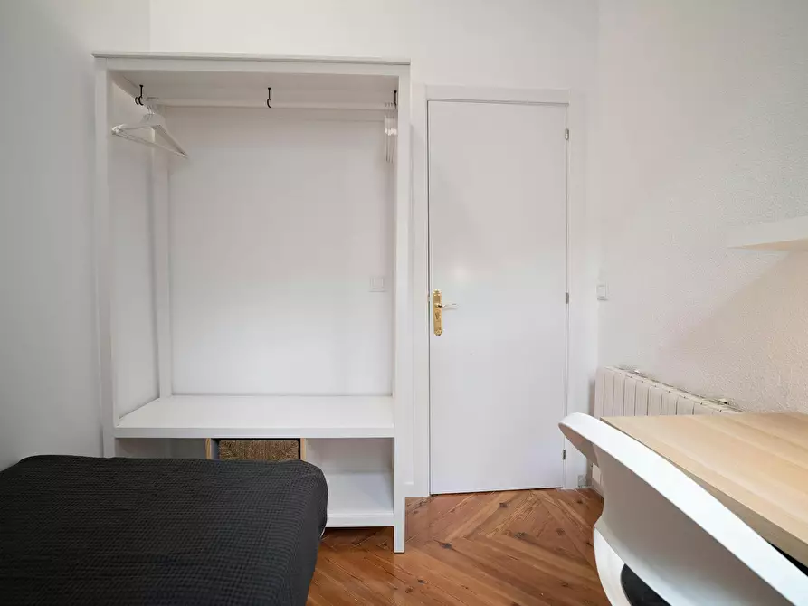 Immagine 3 di Camera in affitto  in Calle de los Caños del Peral a Madrid