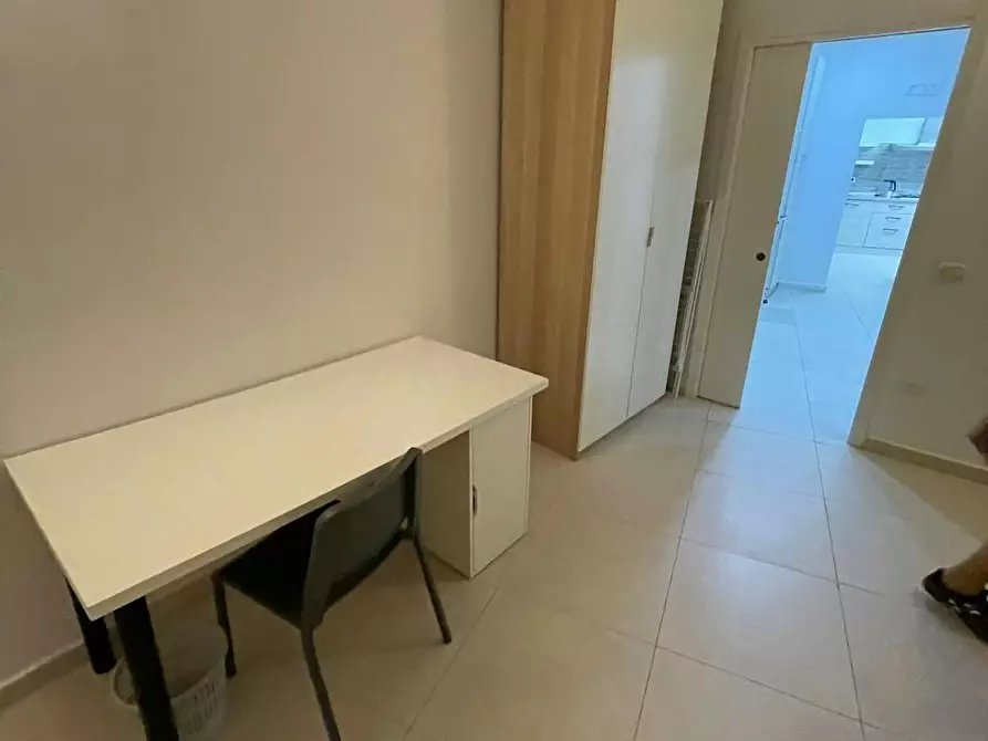 Immagine 2 di Camera in affitto  in Via Luigi Settembrini a Napoli