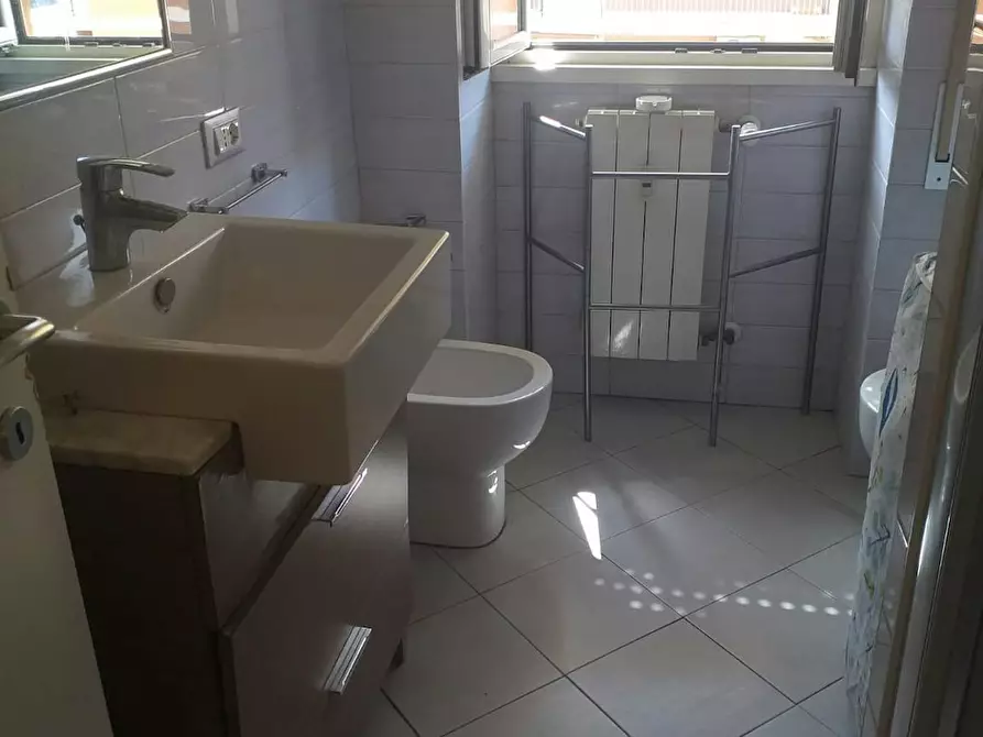 Immagine 9 di Camera in affitto  in Via Latisana a Roma