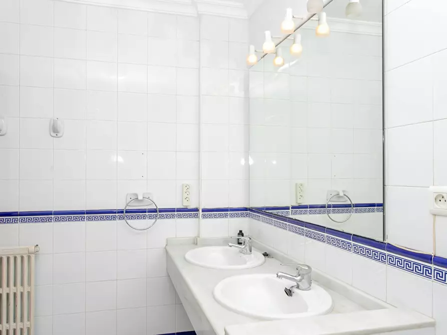 Immagine 10 di Camera in affitto  in Carrer Baldoví a Valencia