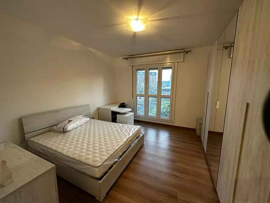 Immagine 2 di Camera in affitto  in Via Enrico De Nicola a Milano