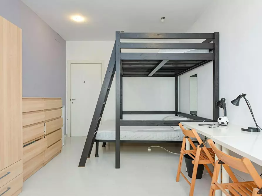 Immagine 3 di Camera in affitto  in Via Edoardo Jenner a Roma