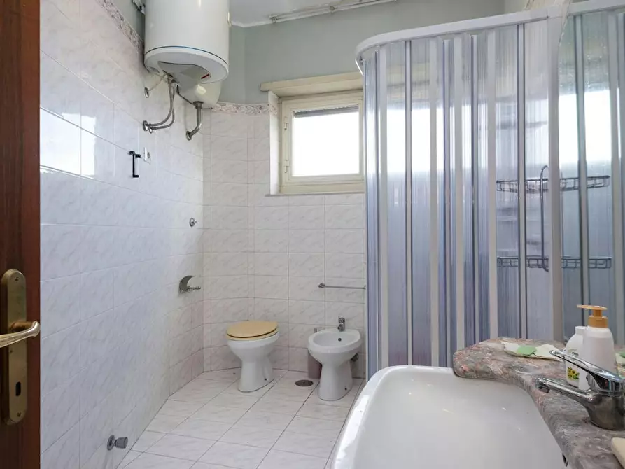 Immagine 10 di Camera in affitto  in Via Bisentina a Roma