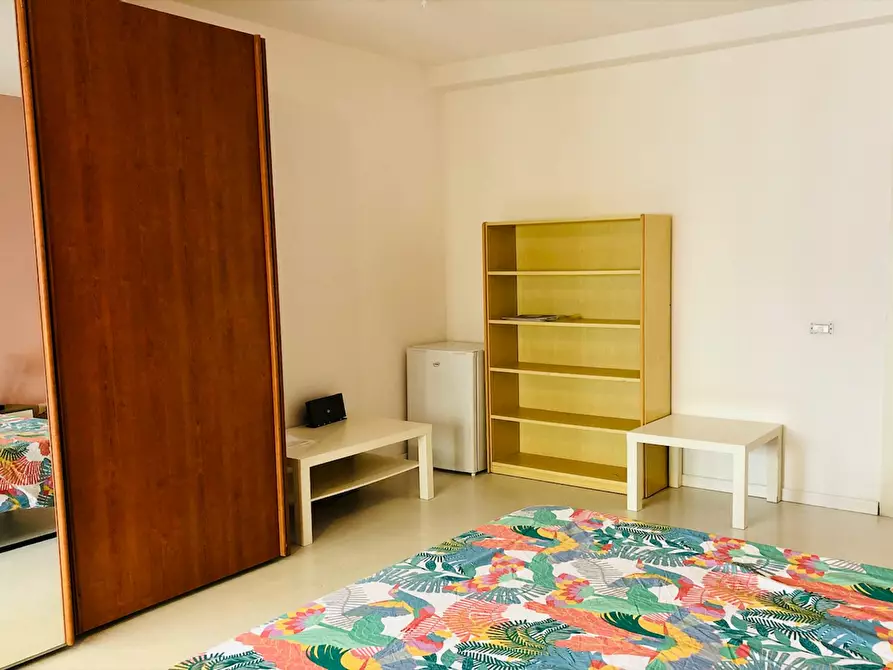 Immagine 3 di Camera in affitto  in Via Edoardo Jenner a Roma