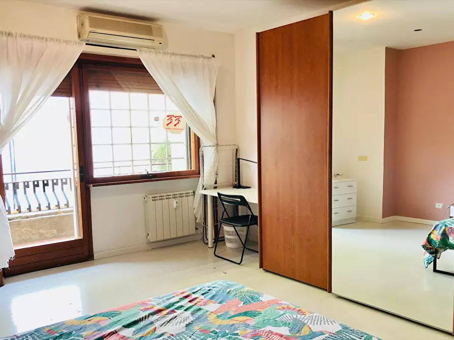 Immagine 2 di Camera in affitto  in Via Edoardo Jenner a Roma