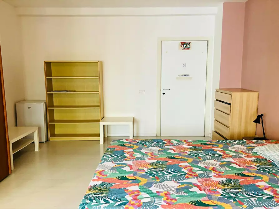 Immagine 4 di Camera in affitto  in Via Edoardo Jenner a Roma