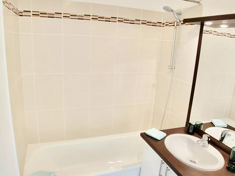 Immagine 10 di Camera in affitto  in Cours de Québec a Bordeaux