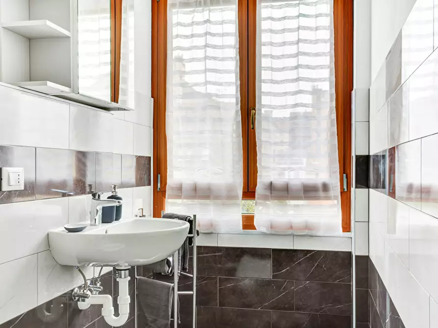 Immagine 8 di Camera in affitto  in Via Stromboli a Milano