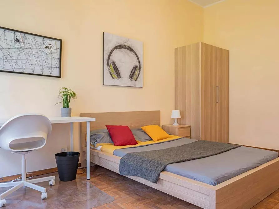 Immagine 2 di Camera in affitto  in Via Lorenteggio a Milano