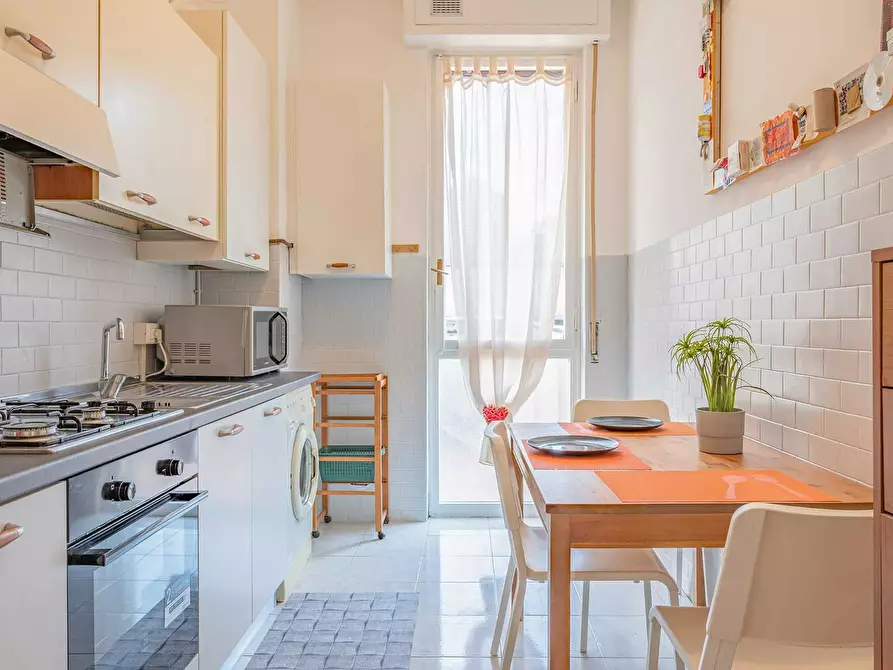 Immagine 8 di Camera in affitto  in Via Lorenteggio a Milano