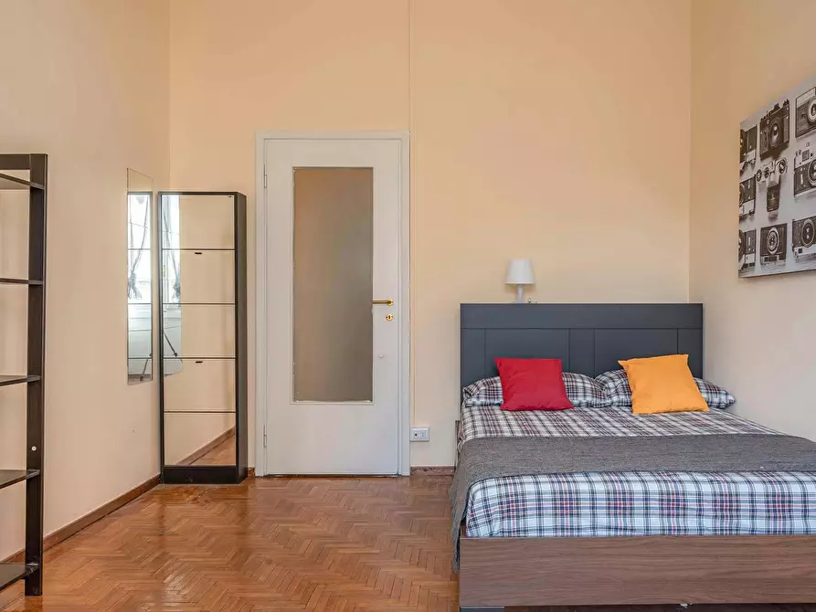 Immagine 1 di Camera in affitto  in Via Lorenteggio a Milano