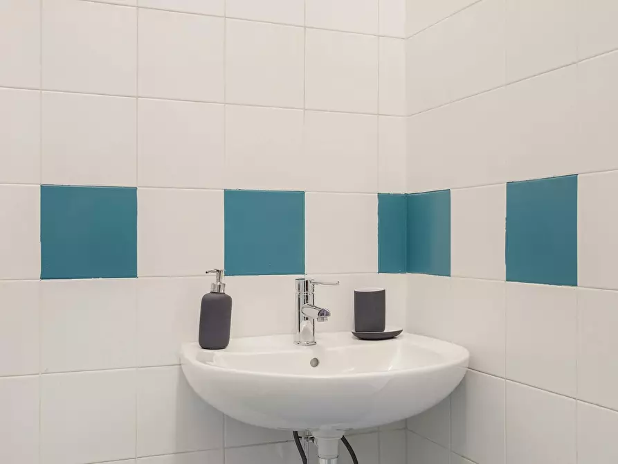 Immagine 5 di Camera in affitto  in Via Curtatone a Milano